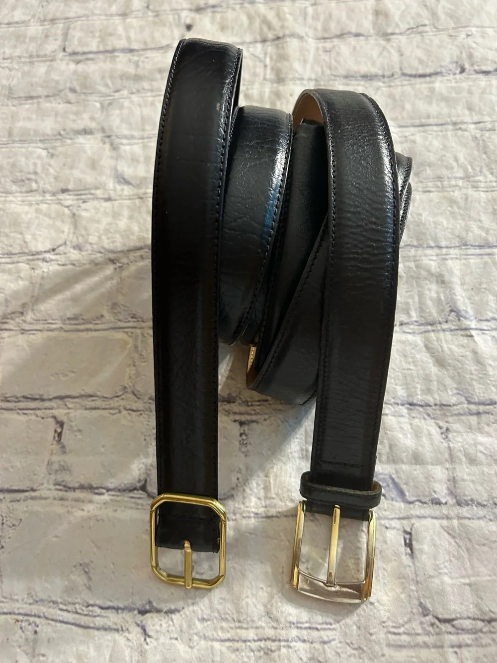 BENCH CRAFT LEATHER BLACK BELT AND BLACK LEATHER BELT SIZE 46 GOLD TONE BUCKLES
